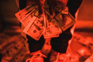 Στο στόχαστρο για ξέπλυμα χρήματος δεκάδες φορολογούμενοι με ληξιπρόθεσμα χρέη