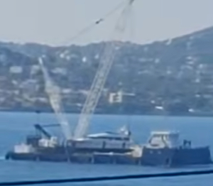 Σαλαμίνα: Μεταφορά βυθισμένου σκάφους στα ναυπηγεία Περάματος (Βίντεο)