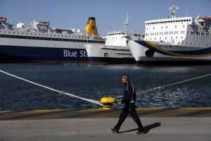 50χρονος έπεσε στη θάλασσα, στο λιμάνι του Πειραιά