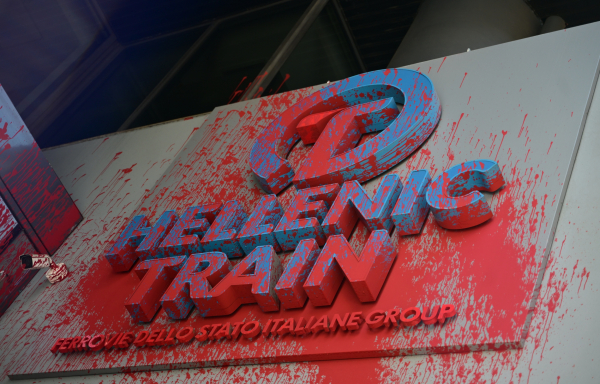 Επίθεση στα γραφεία της Hellenic Train: Ομάδα 15 ατόμων έσπασε τζάμια και πέταξε μπογιές