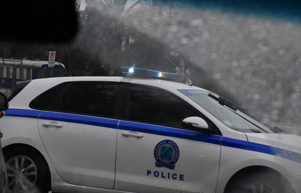 Νέα Αριστερά για την υπόθεση του αστυνομικού της Βουλής: «Δεν υπήρχε κάποιο στοιχείο ώστε να συλληφθεί νωρίτερα;»