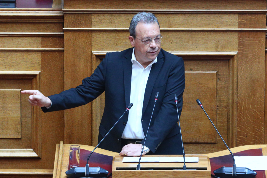 Πολιτική καταιγίδα στη Βουλή με τον ΣΥΡΙΖΑ σε θέση μάχης