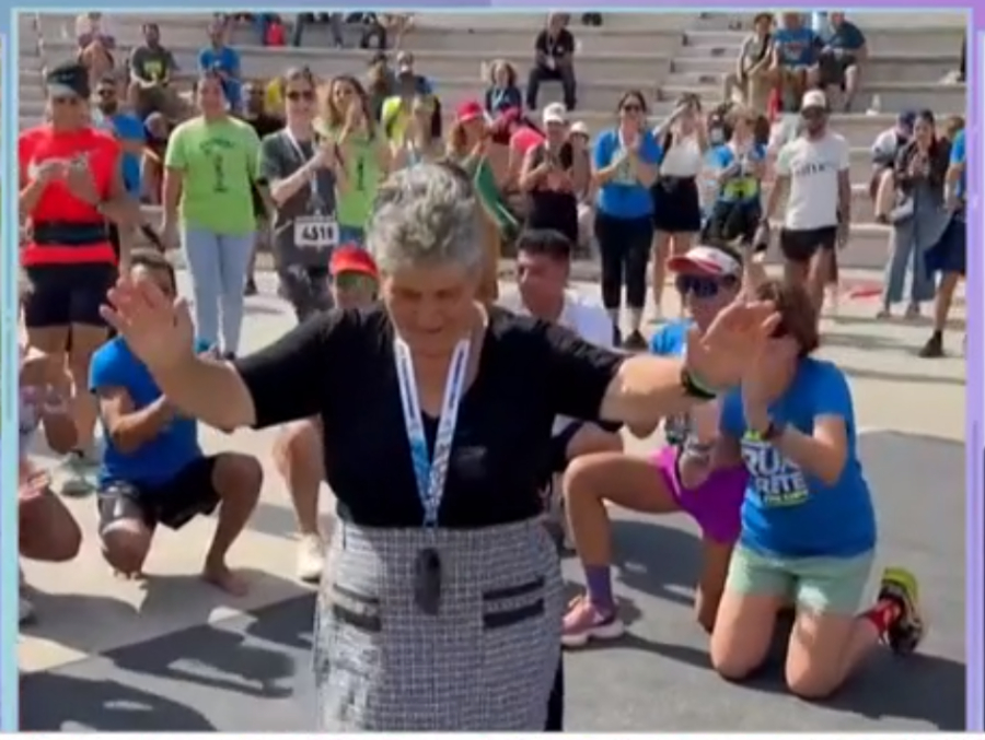 Γιαγιά έτρεξε στον ημιμαραθώνιο Κρήτης και μετά έριξε και έναν χορό - Οι «μπηχτές» στον Στέφανο Κασσελάκη