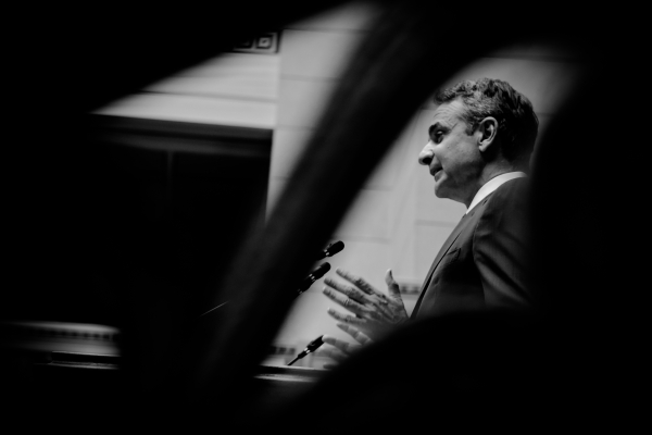 Αντιστροφή της εικόνας: Τα ποσοστά του πρωθυπουργού χαμηλότερα από τα ποσοστά της ΝΔ!