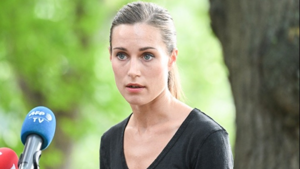 Σάνα Μαρίν: «Λύνει την σιωπή» της για το επίμαχο φιλί με τον ροκ σταρ (Βίντεο)