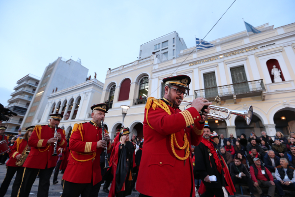 «Πατρινό Καρναβάλι για πάντα»: Πάνω από 50.000 οι καρναβαλιστές -Live η μεγάλη παρέλαση