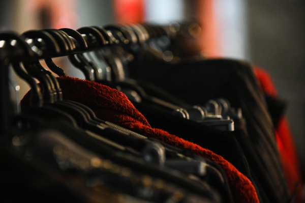 «Επανάσταση» σε Zara και H&M με τα μεταχειρισμένα ρούχα