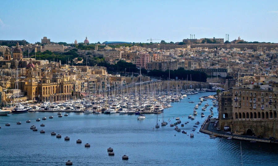 Η Μάλτα κλείνει τα σύνορά της σε όλους τους ανεμβολίαστους επισκέπτες