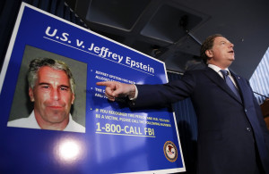 Συνελήφθη η πρώην σύντροφος του Τζέφρι Επστάιν για μαστροπεία ανηλίκων