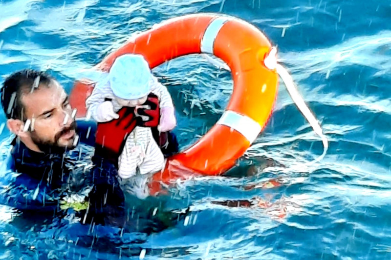 Συγκλονίζει φωτογραφία από την Ισπανία: Αστυνομικός σώζει μισοπνιγμένο μωρό μεταναστών (εικόνες)