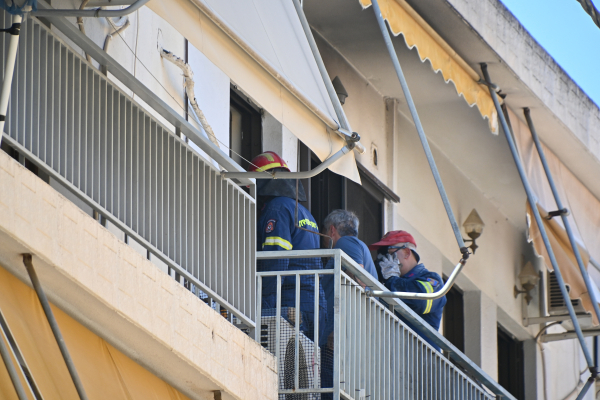 Μεγάλη κινητοποίηση της Πυροσβεστικής για φωτιά σε διαμέρισμα στην Πρόνοια Ναυπλίου (Εικόνες)