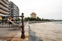 Θερμαϊκός κόλπος: Επιμένει η δυσοσμία από την έξαρση του φυτοπλαγκτού - Εικόνες από την «καφέ» θαλασσα