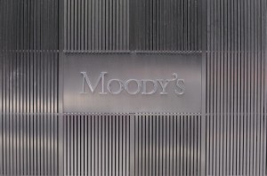 Moody&#039;s: Credit positive η χαλάρωση των capital controls
