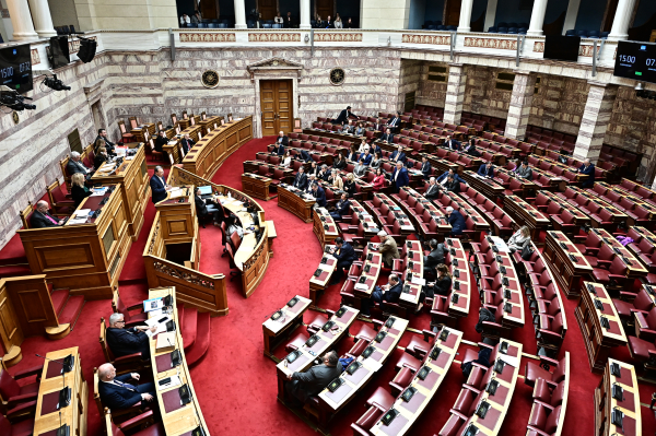 Βουλή: Πυρ ομαδόν στην κυβέρνηση για τα Τέμπη - «Να αποχωρήσετε να ανασάνει ο τόπος»