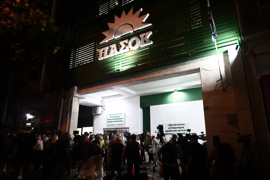 Ένταση έξω από τα γραφεία του ΠΑΣΟΚ