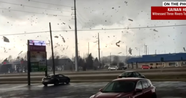 Συγκλονιστικά βίντεο: Ανεμοστρόβιλοι σάρωσαν το Μίσιγκαν