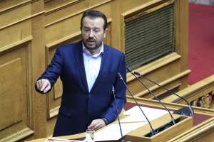 Παππάς: Να αξιοποιηθεί ο «νέος» δημοσιονομικός χώρος για μείωση του ΕΦΚ και να μπει πλαφόν στη διύλιση