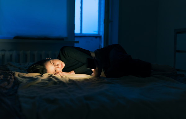 Τα παιδιά που μεγάλωσαν σε σπίτια όπου τα συναισθήματα δεν συζητούνταν ποτέ, συχνά αναπτύσσουν αυτούς τους 7 μηχανισμούς ως ενήλικες