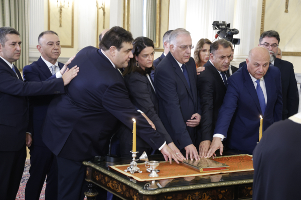 Χαμόγελα και «πηγαδάκια» στην ορκωμοσία της νέας κυβέρνησης