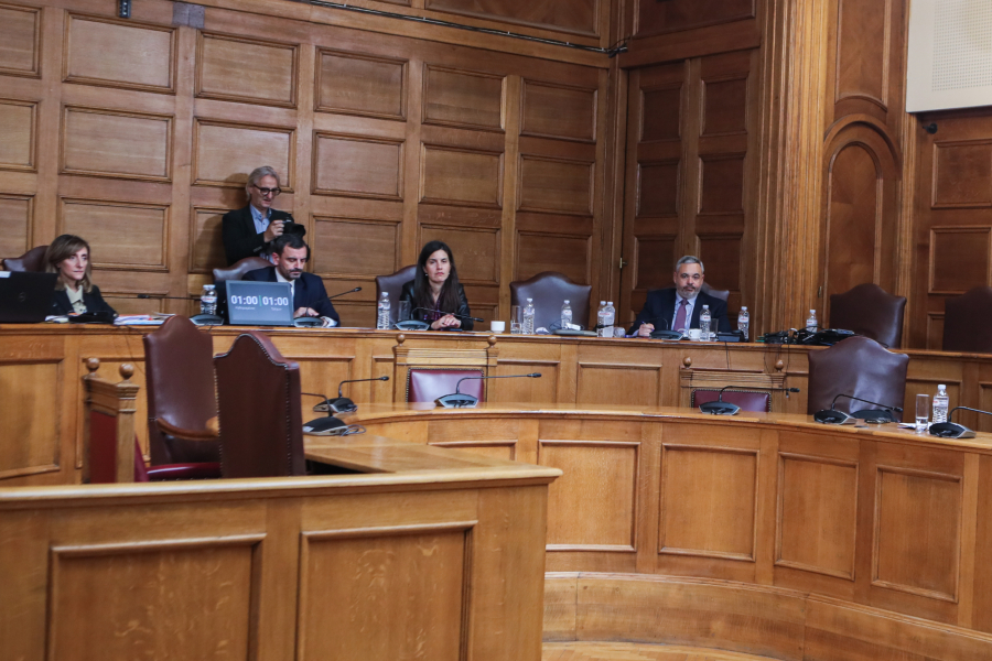 Παρούσα στην εξεταστική η αγρότισσα με τη Ferrari