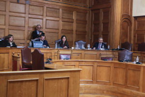 Παρούσα στην εξεταστική η αγρότισσα με τη Ferrari