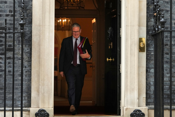 Ντόμινο πολιτικών εξελίξεων στη Βρετανία - Δύο ακόμα υπουργοί εκτός της κυβέρνησης Στάρμερ