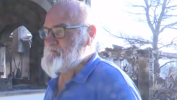 Φωτιά στην Πάρνηθα: «Το έχτισα πέτρα πέτρα με τα χέρια μου» -Συγκλονιστική μαρτυρία κατοίκου που κάηκε ολοσχερώς το σπίτι του