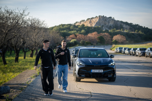 Οι παίχτες της Barcelona κάνουν παιχνίδι με Cupra
