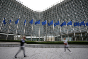 POLITICO: Μυστικό έγγραφο της ΕΕ αποκαλύπτει κυβερνοεπιθέσεις σε υψηλόβαθμους αξιωματούχους μέσω WhatsApp και Signal