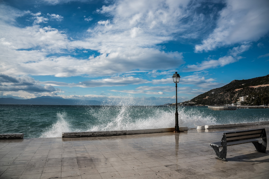 Καιρός: Ενίσχυση των βοριάδων και τοπικές βροχές την Τετάρτη (βίντεο)