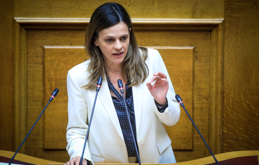 Έφη Αχτσιόγλου: Οι εργαζόμενοι σηκώνουν το βάρος και η κυβέρνηση βάζει πλάτες στον «Φραπέ»