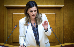 Έφη Αχτσιόγλου: Οι εργαζόμενοι σηκώνουν το βάρος και η κυβέρνηση βάζει πλάτες στον «Φραπέ»