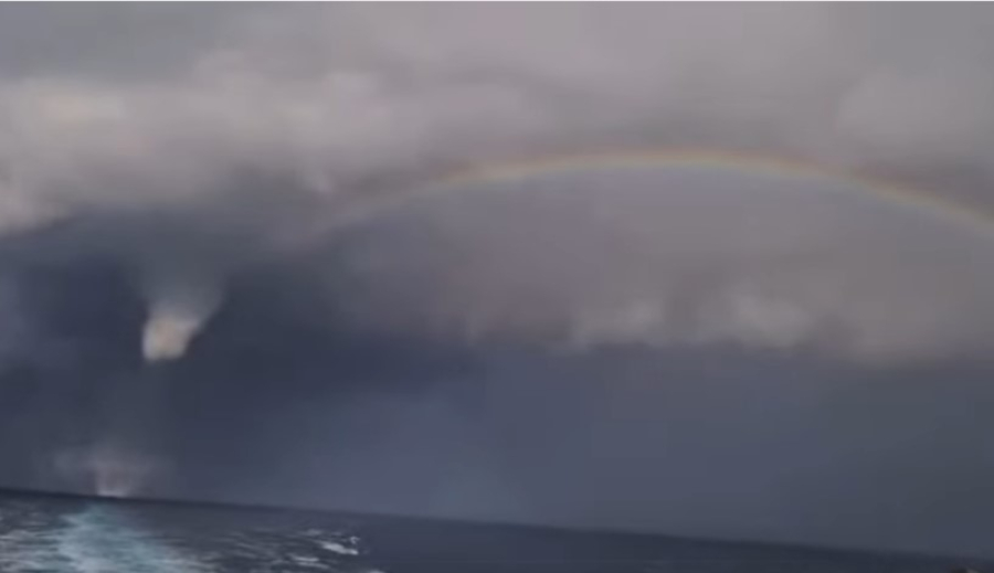 Εντυπωσιακό θεάμα στο Σούνιο: Ύδροστρόβιλος σε συνδυασμό ουράνιου τόξου
