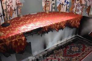 Χίος: Ιερόσυλοι έβαλαν φωτιά σε εκκλησία και έκαψαν την Αγία Τράπεζα (pics &amp; vid)
