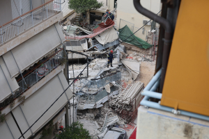 Κατάρρευση πολυκατοικίας στα Πετράλωνα: Είχαν ενημερώσει τους ενοίκους να φύγουν, λένε οι προσαχθέντες
