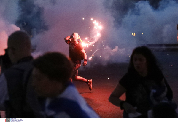 Σύνταγμα: Πάνω από 40 προσαγωγές για τα επεισόδια στη συγκέντρωση αντιεμβολιαστών