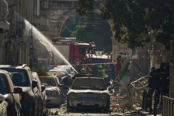 Πλάκα: Μέσα στο κτίριο η έκρηξη - Δεν εντόπισαν ίχνη ζωής τα σκυλιά (Βίντεο)