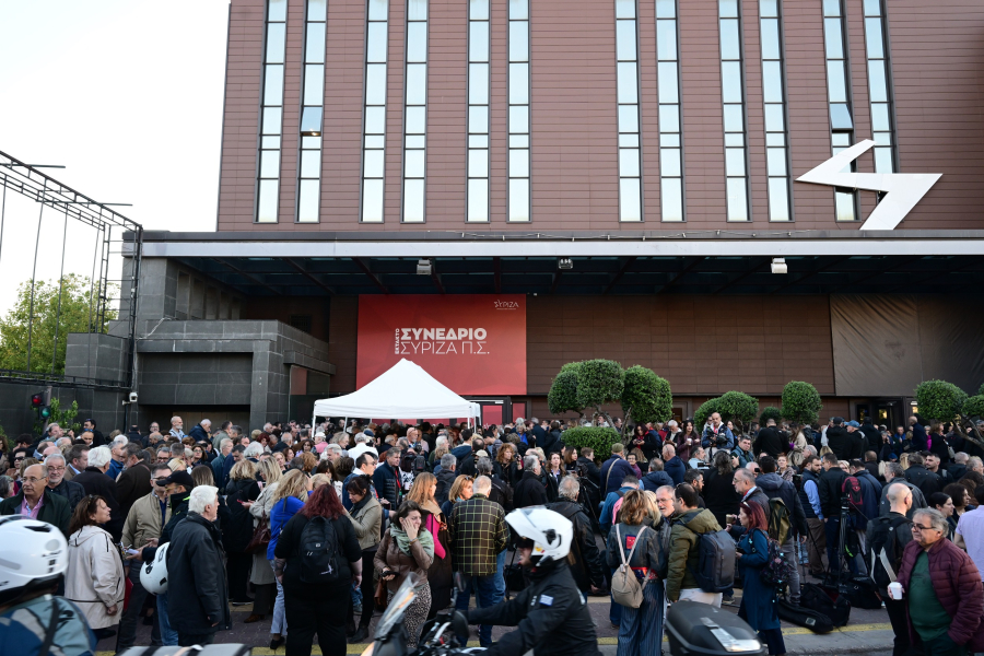 «Μπαρούτι» στο συνέδριο του ΣΥΡΙΖΑ - Οι «Kasselistas» μαζεύονται έξω από το Gazi live (βίντεο)