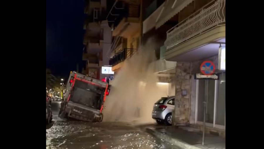 Απίστευτες εικόνες στη Ξάνθη: Απορριματοφόρο έπεσε σε λακούβα, έσπασε αγωγός και εκτόξευε νερό σε διαμέρισμα (βίντεο)