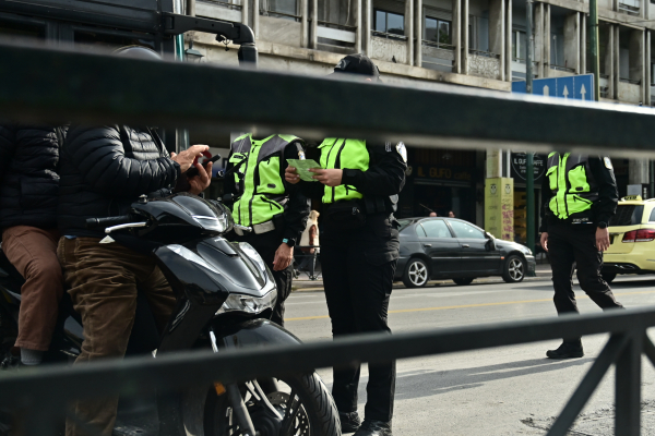 Αθήνα: Ταυτοποιήθηκαν δύο νεαροί για τροχονομικές παραβάσεις με μοτοσικλέτα