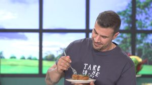 «Kitchen Lab»: Ο Άκης Πετρετζίκης μας σερβίρει συνταγές με ανατολίτικες και μεσογειακές επιρροές