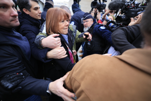 «Ντροπή!»: Οργή και απογοήτευση για τις ποινές στους βιαστές της Ζιζέλ Πελικό
