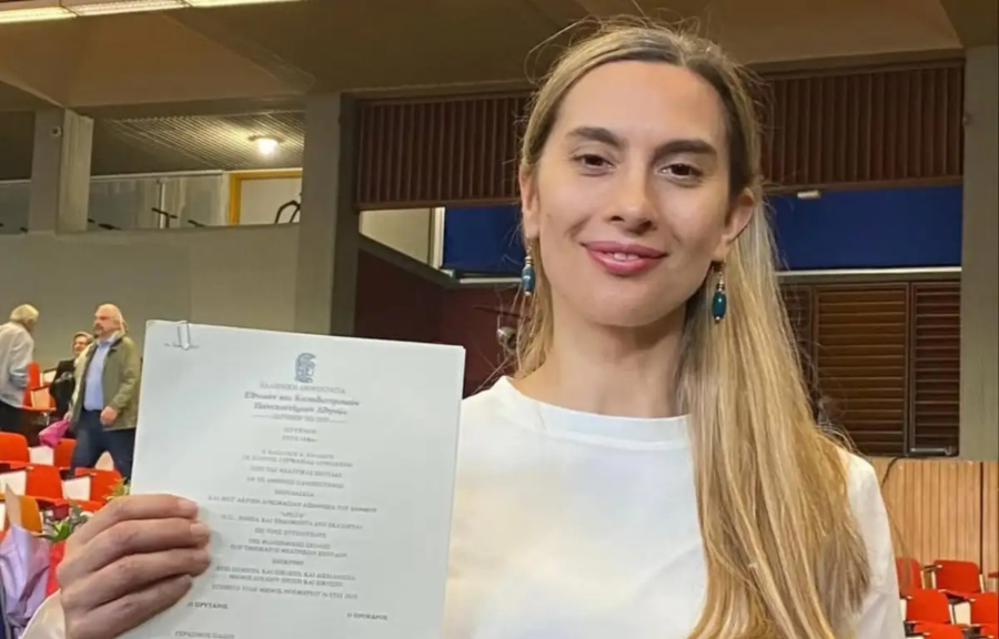 Βίκυ Βολιώτη: Πήρε το πτυχίο της - «Μπαμπά, πήρα αυτό που ήθελες»