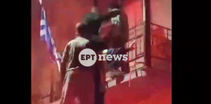 Συγκλονιστικό βίντεο: Δραματική διάσωση μητέρας και γιου μετά από φωτιά σε σπίτι στη Χίο