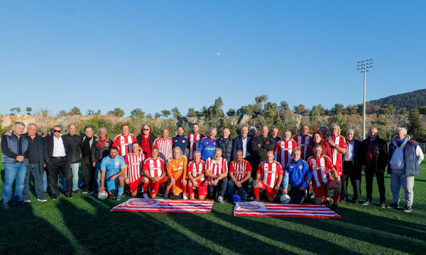 Ιστορικός φιλανθρωπικός ποδοσφαιρικός αγώνας ανάμεσα σε θρύλους της ΠΑΕ Ολυμπιακού και γιατρούς του ΙΣΑ