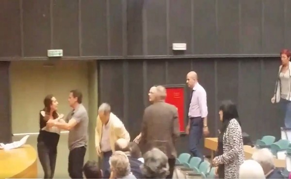 Γροθιές και σκηνές χάους στο περιφερειακό συμβούλιο Αττικής