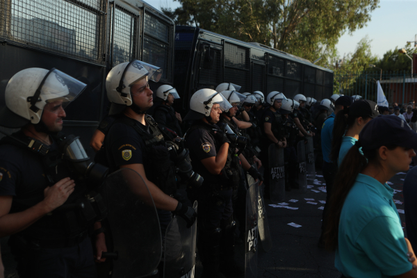 Κρουαζιερόπλοιο Iris Crown: Παρέμβαση Παφίλη σε Χρυσοχοΐδη για τα ΜΑΤ στο λιμάνι του Πειραιά