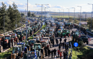«Ο αγώνας τώρα ξεκίνησε»: Καταγγελίες για αστυνομικό αυταρχισμό στα μπλόκα αγροτών