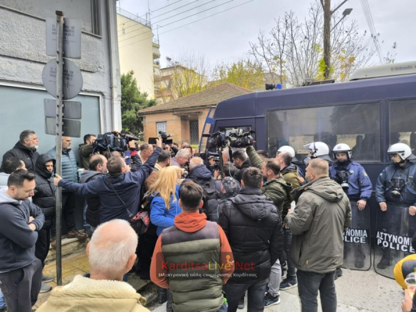 Αγρότες «πολιορκούν» το γραφείο Τσιάρα στην Καρδίτσα - Η Αστυνομία μπλόκαρε τους δρόμους