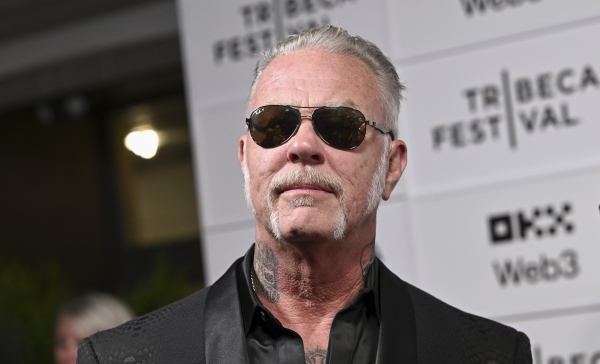 Τζέιμς Χέτφιλντ: O frontman των Metallica έφτασε στην Ελλάδα – «Είμαι έτοιμος να ροκάρω» (Βίντεο)